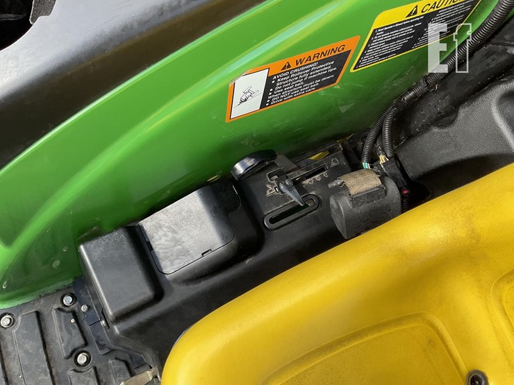 2015-john-deere-4044m-image-17