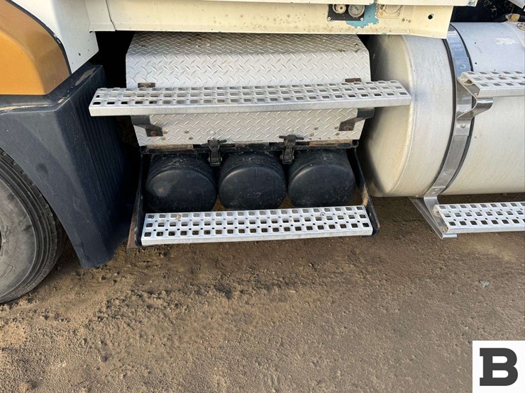 2009-volvo-tractor-truck---caution---kennewick,-wa-image-2