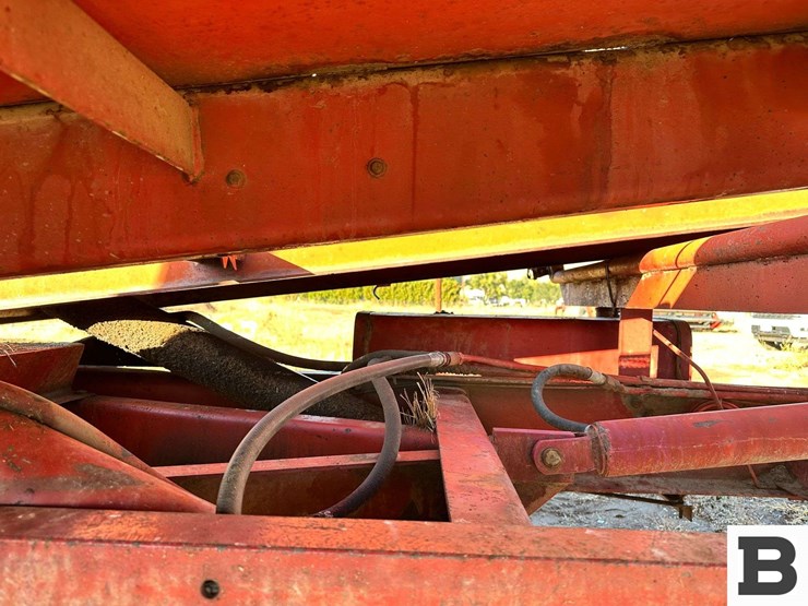 1972-new-holland-1048-image-28