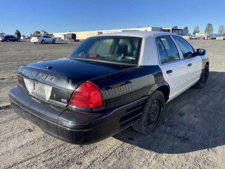 2011-ford-crown-victoria-sedan-image-5
