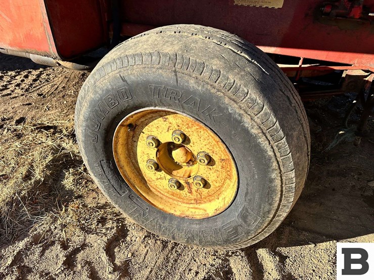 1972-new-holland-1048-image-33