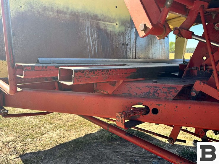 new-holland-1068-image-17