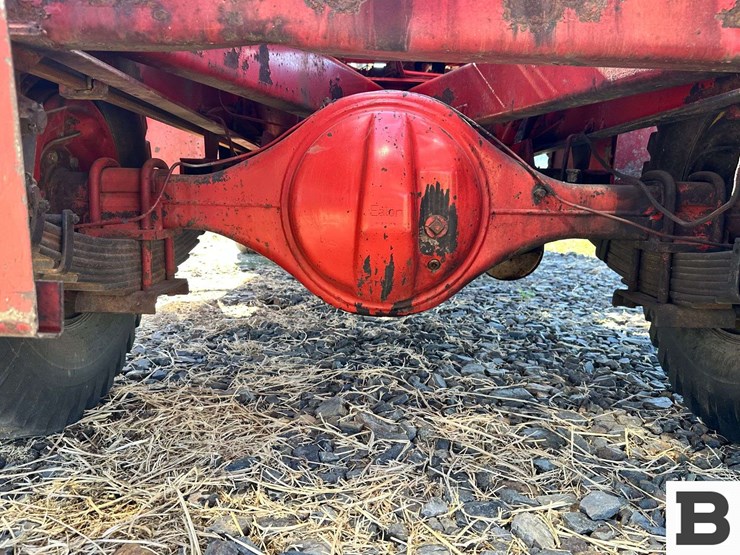 new-holland-1068-image-31