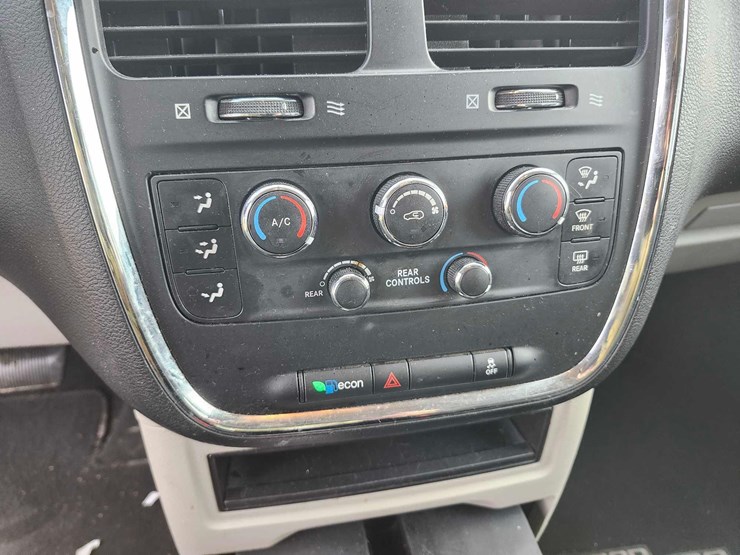 2015-dodge-grand-caravan-se-image-24