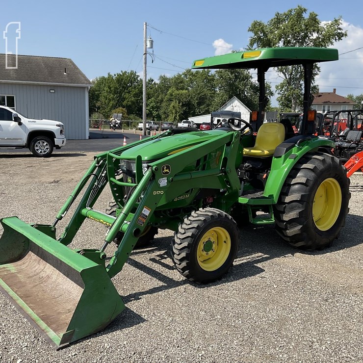 2017 JOHN DEERE 4052M