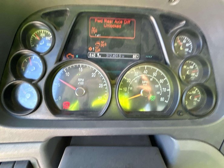 2016-peterbilt-579-image-18