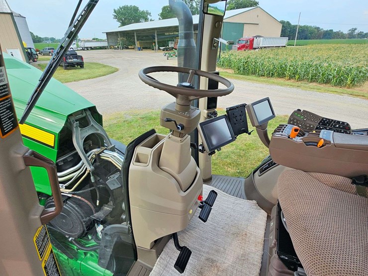 2012-john-deere-8235r-image-3
