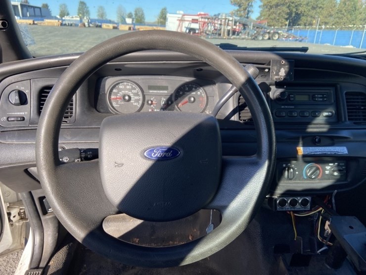 2011-ford-crown-victoria-sedan-image-13