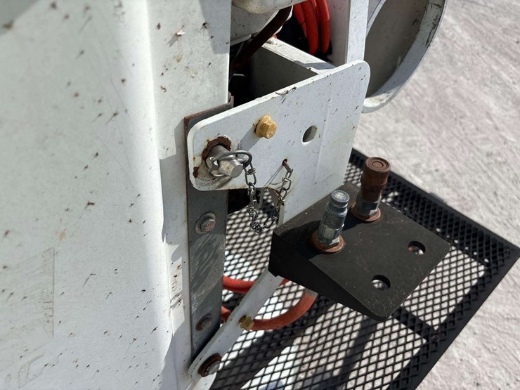 2012-freightliner-m2-106-image-27