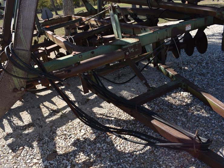 john-deere-335-image-10