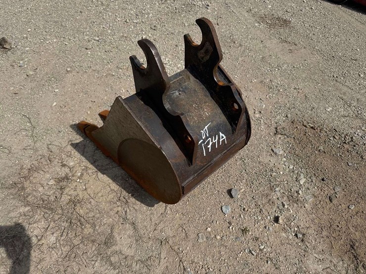 kubota-k7874-18in-digging-tooth-bucket-excavator-attachment-image-2