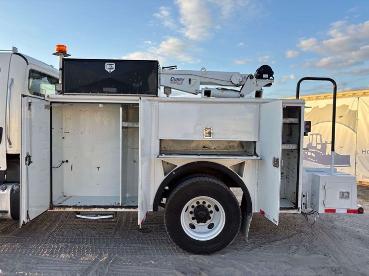 2013-freightliner-m2-106-image-24