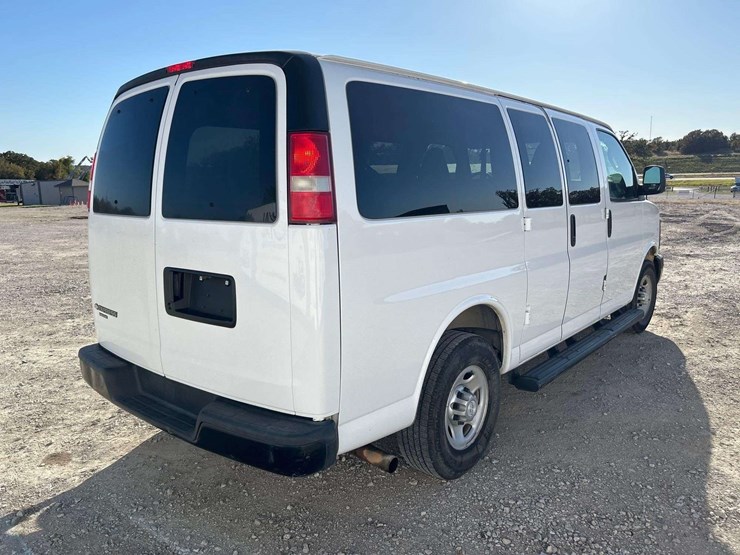 2016-chevrolet-express-2500-passenger-van-image-4