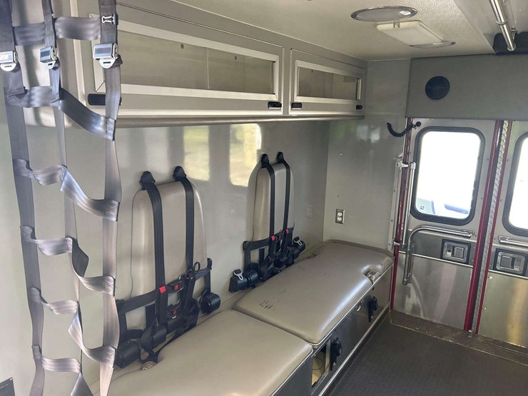 2014-freightliner-m2-106-image-27