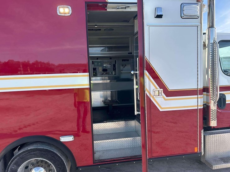 2014-freightliner-m2-106-image-25