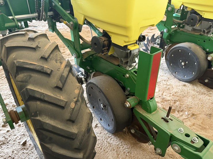 2021-john-deere-1725-image-4