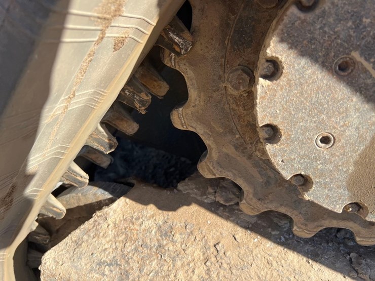 2011-kubota-svl90-2-image-13