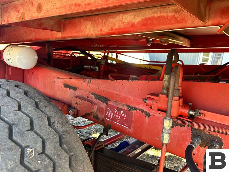 new-holland-1068-image-48