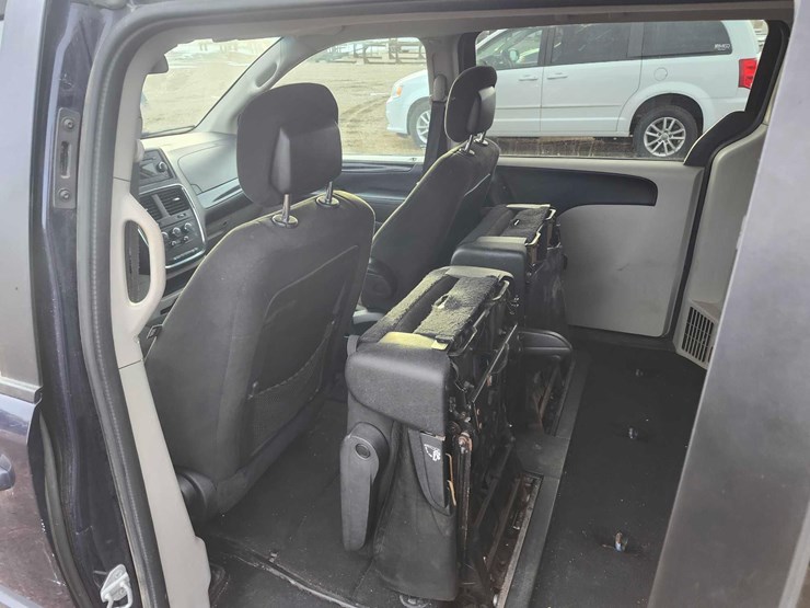 2015-dodge-grand-caravan-se-image-32