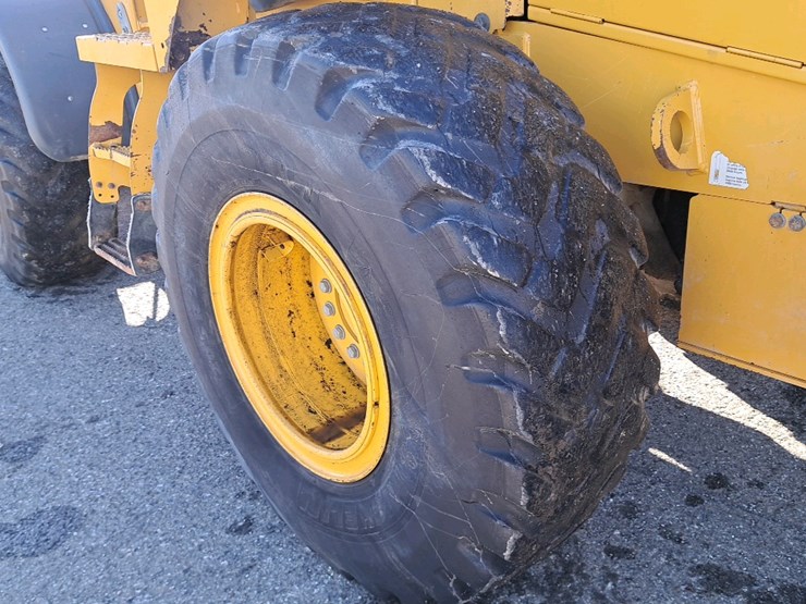 2018-deere-524k-image-37