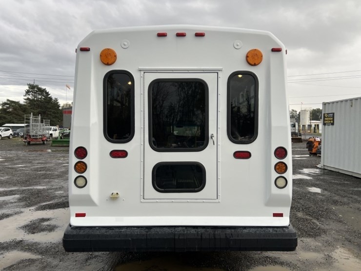 2015-chevrolet-express-paratransit-bus-image-5