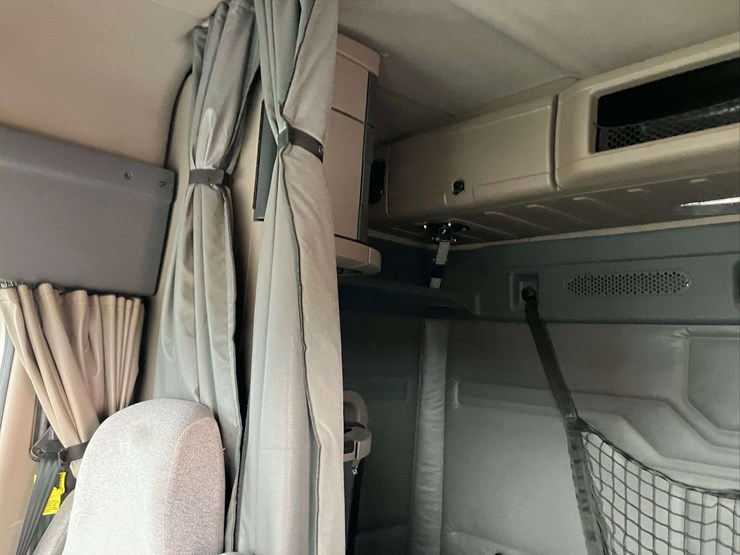 2013-freightliner-cascadia-image-43