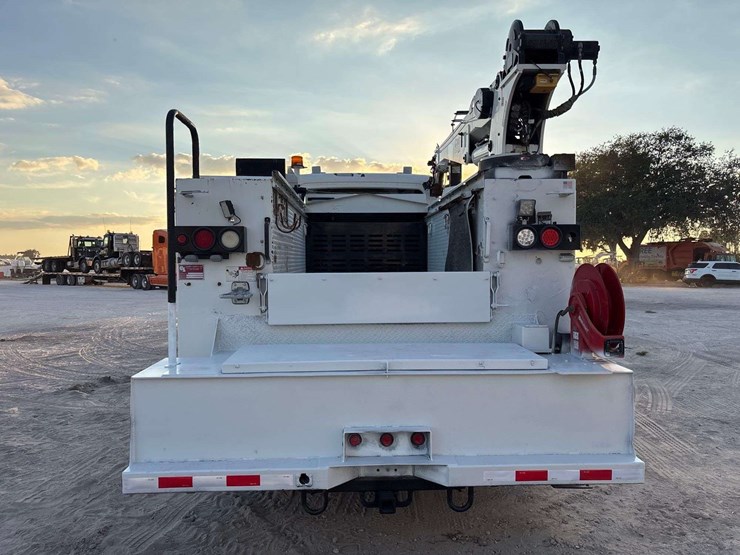 2013-freightliner-m2-106-image-45