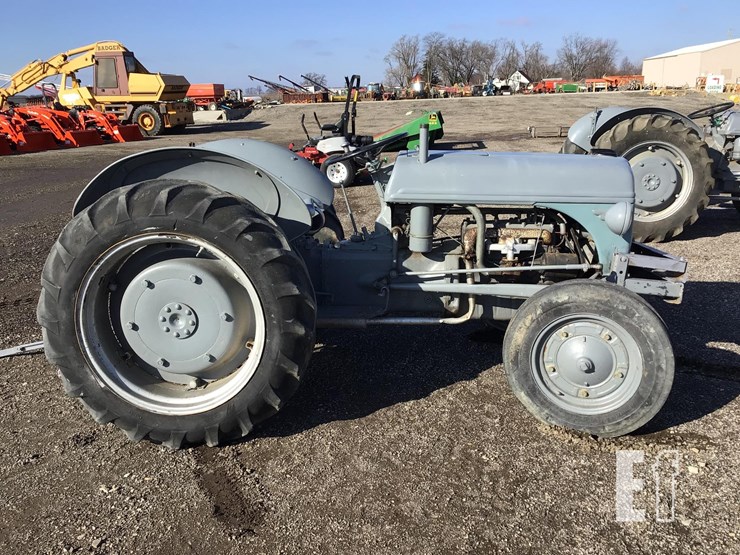 1940-ford-9n-image-1