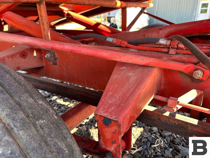 new-holland-1032-image-32