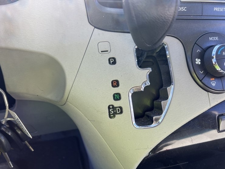 2014-toyota-sienna-le-image-35