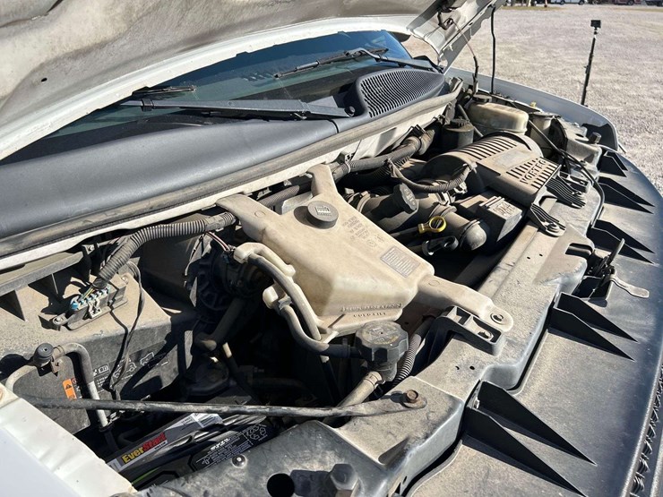 2016-chevrolet-express-2500-passenger-van-image-9