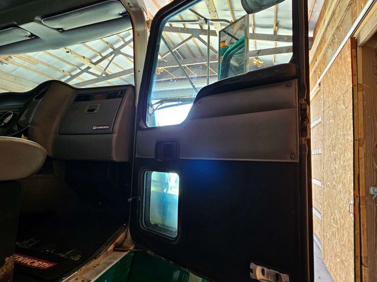 2005-kenworth-t300-image-26