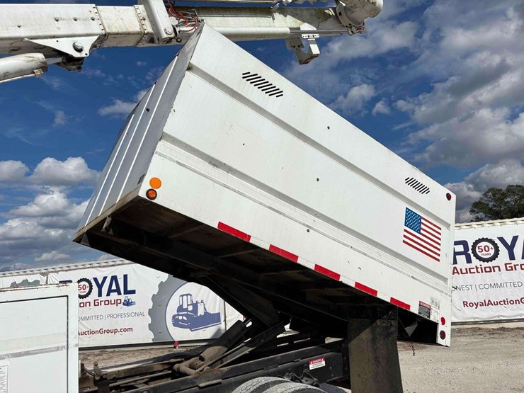 2012-freightliner-m2-106-image-35