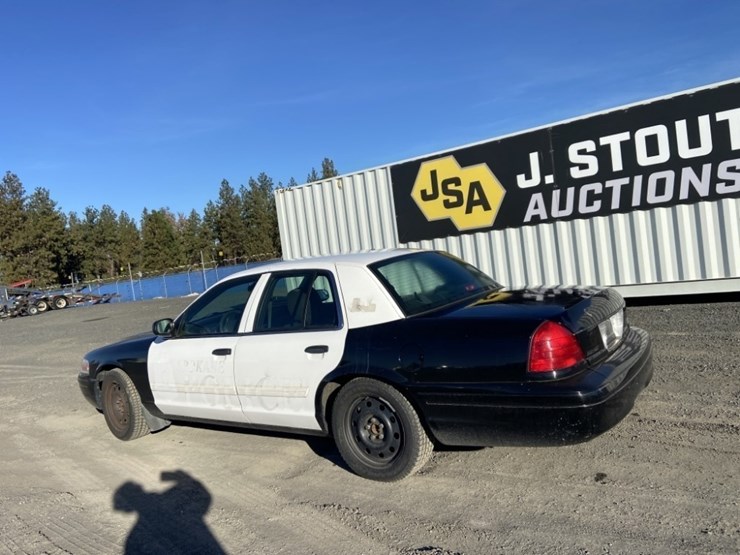 2011-ford-crown-victoria-sedan-image-3