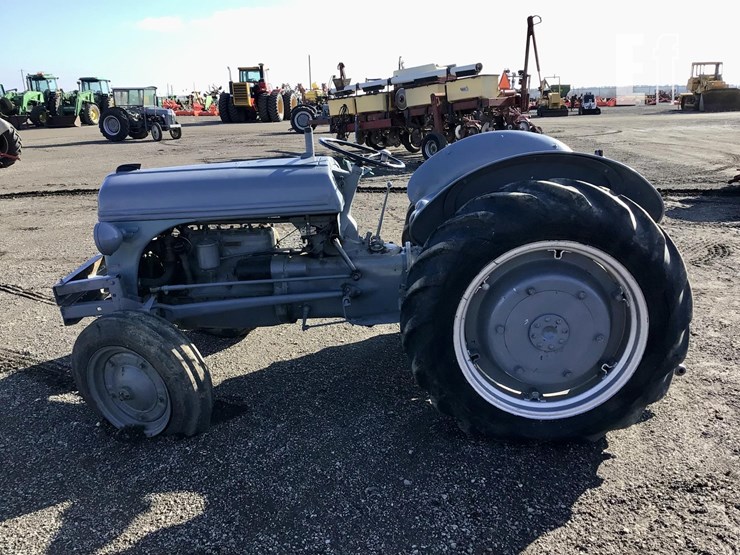 1940-ford-9n-image-2