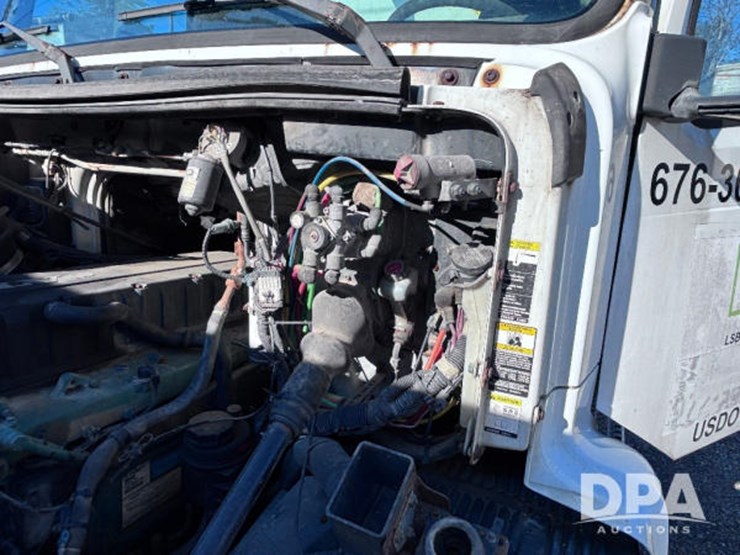 2003-volvo-10-image-68