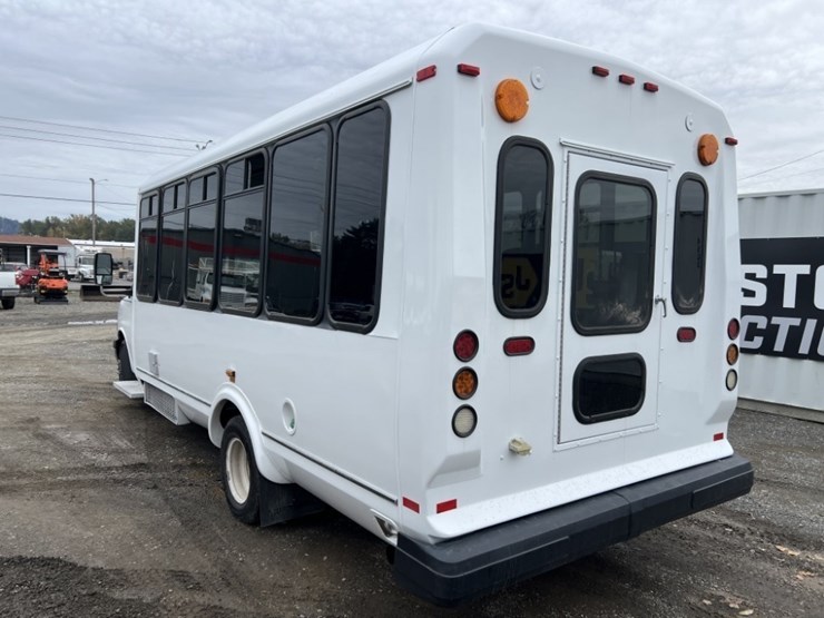 2016-chevrolet-express-paratransit-bus-image-6