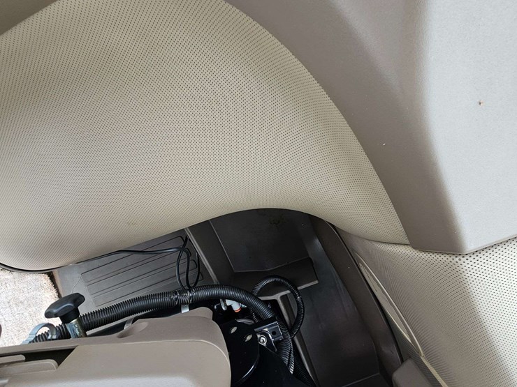 2011-john-deere-8285r-image-12