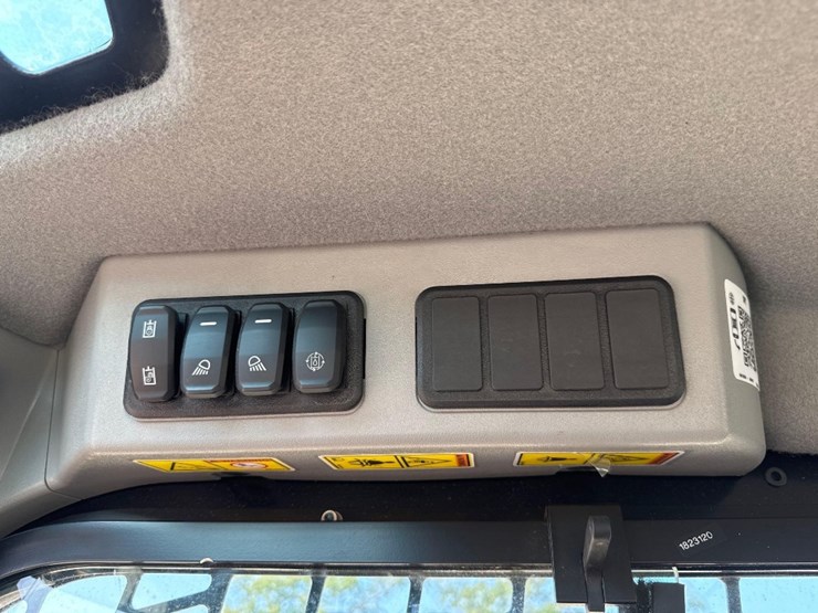 2023-caterpillar-259d3-image-30