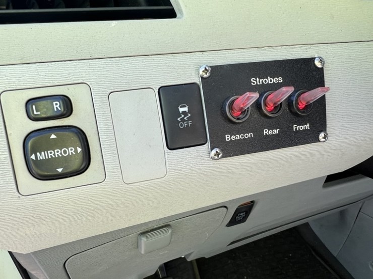 2014-toyota-sienna-le-image-30