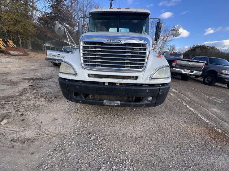 #4633-•-2004-freightliner-day-cab-image-2