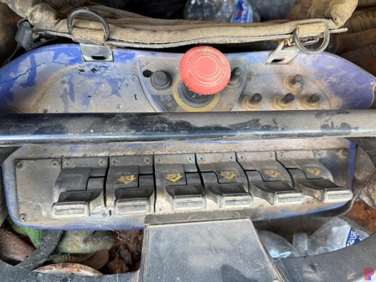 2015-john-deere-4045hf285-image-28