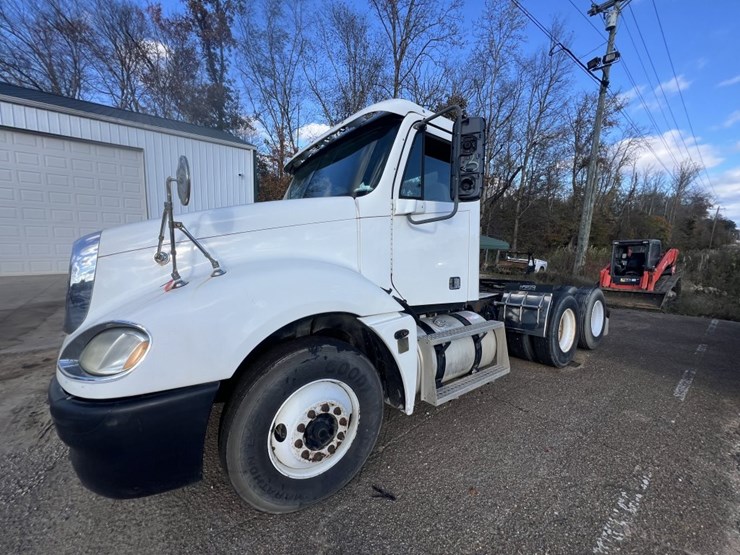 #4633-•-2004-freightliner-day-cab-image-1