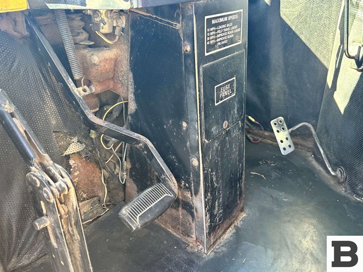 new-holland-1068-image-57