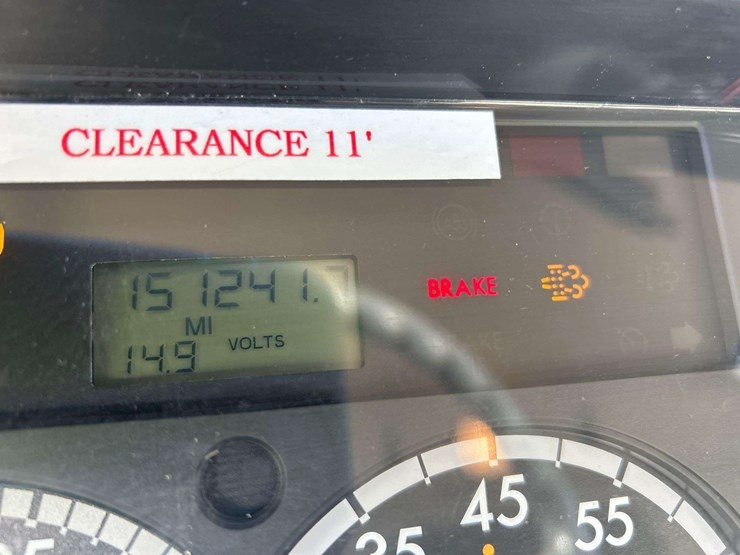 2014-freightliner-m2-106-image-7