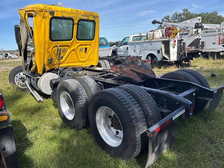 2013-freightliner-cascadia-125-image-2