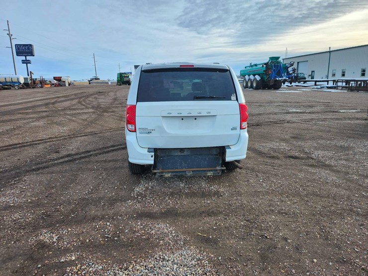 2015-dodge-grand-caravan-sxt-image-8