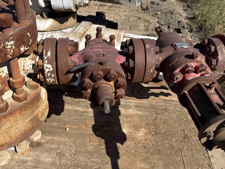 13-5/8-spool,-studded-with-4-valves-image-3