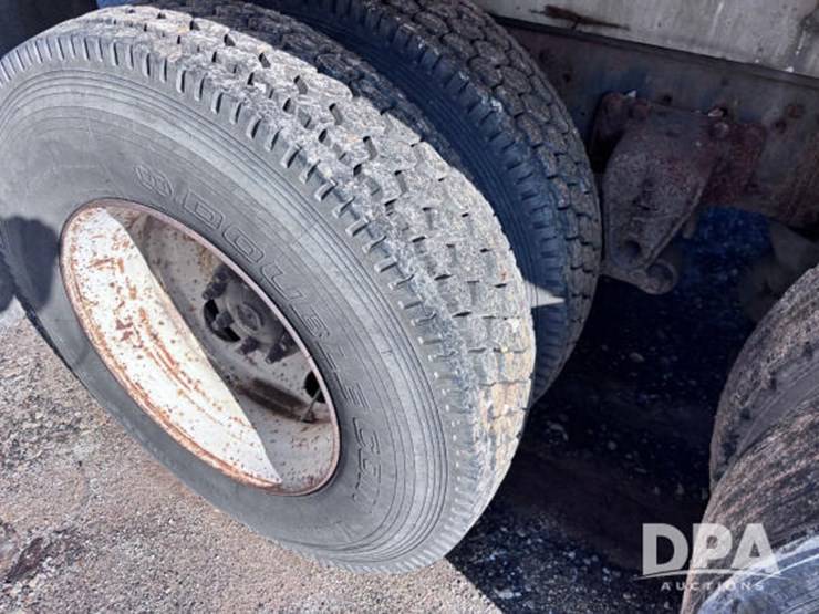 2003-volvo-10-image-51