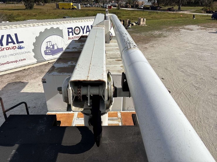 2012-freightliner-m2-106-image-23